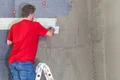 Mit dem Klebespachtel ALLROUND wird das Armierungsgewebe eingebettet.