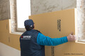 Die Holzfaser-Dämmplatte Thermoroom wird an die Wand geklebt.