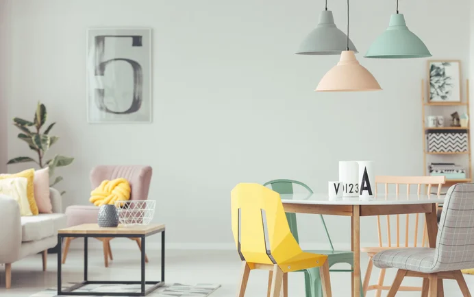Helles Wohnzimmer mit modernen Möbeln und Pastellfarben. Inspirierende Einrichtungsideen für Dein Renovierungsprojekt.
