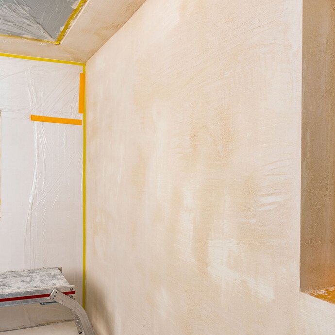 Innenwand mit aufgetragenem Baumit Kalkin Kalkspachtel multifine trocknet ab – Grundspachtelung vollständig trocknen lassen vor der Deckspachtelung, Baumit Selbermachen Anleitung.