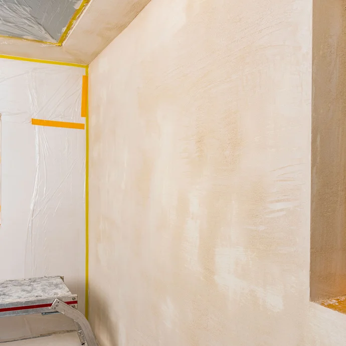 Innenwand mit aufgetragenem Baumit Kalkin Kalkspachtel multifine trocknet ab – Grundspachtelung vollständig trocknen lassen vor der Deckspachtelung, Baumit Selbermachen Anleitung.