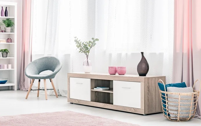 Moderner Wohnraum mit hellem Interieur und stilvollen Möbeln zur Inspiration für Heimwerkerprojekte.