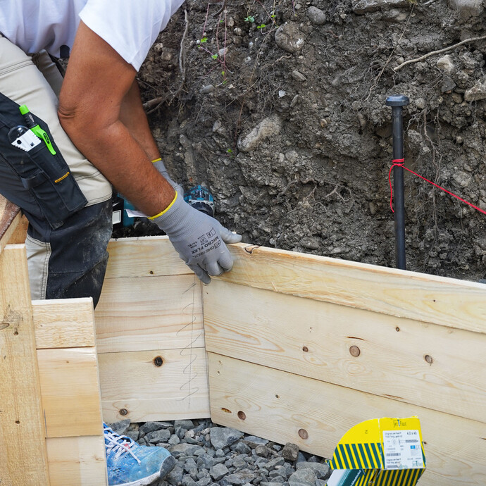 Im Eckbereich werden die Schalbretter in der benötigten Länge zugeschnitten und mit den beiden anstoßenden Schalungselementen verschraubt.