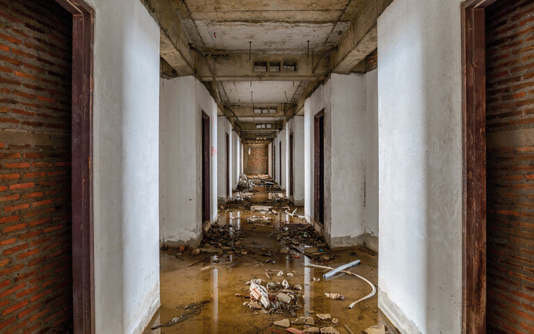 Das Hochwasser steht in den Räumen.