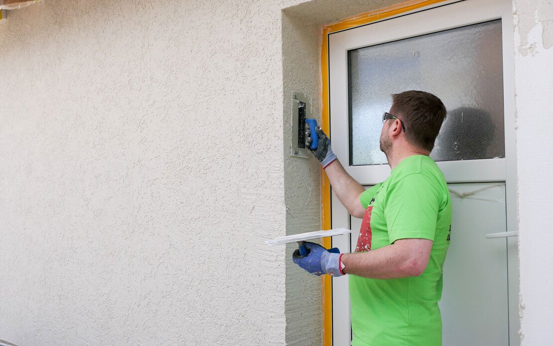 Die Fassade wird mit M&uuml;nchner Rauputz in Rillenstruktur verputzt.
