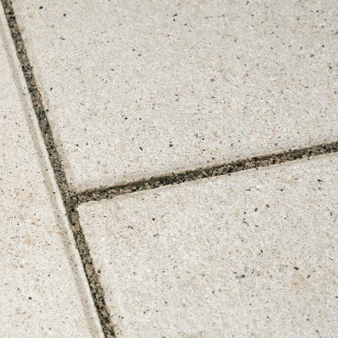 Fasenkanten der Betonsteinplatten müssen frei von Pflasterfugenmörtel Fix bleiben.