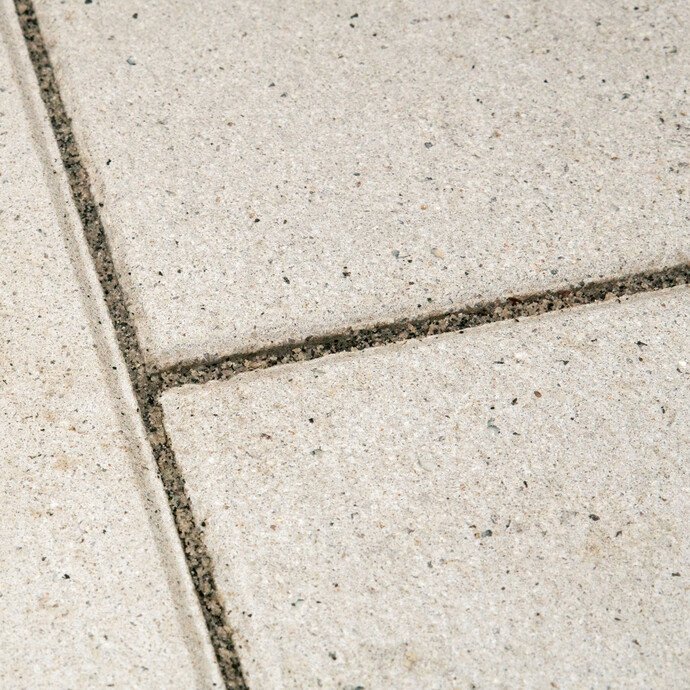 Fasenkanten der Betonsteinplatten müssen frei von Pflasterfugenmörtel Fix bleiben.