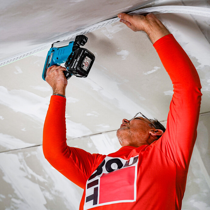 Das Bewegungsfugenprofil wird entlang des Laserstrahls mit einem Tacker befestigt.