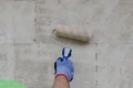 Detailfoto – Tiefengrund mit Farbwalze auftragen.