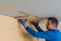 Der Anschlusskeil wird an die Decke geklebt.