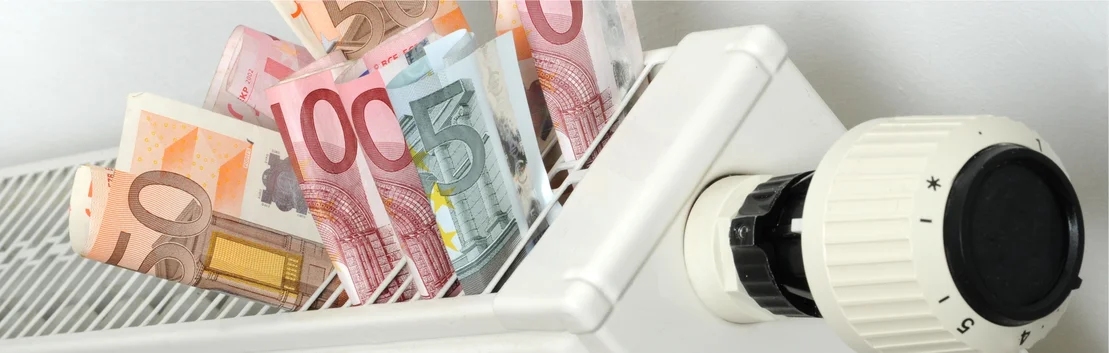 Euroscheine auf Heizk&ouml;rper als Symbol f&uuml;r Heizkosten sparen und effiziente Energie-Nutzung.
