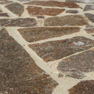 Natursteine und Terrassenplatten mit Pflasterfugenmörtel verfugen