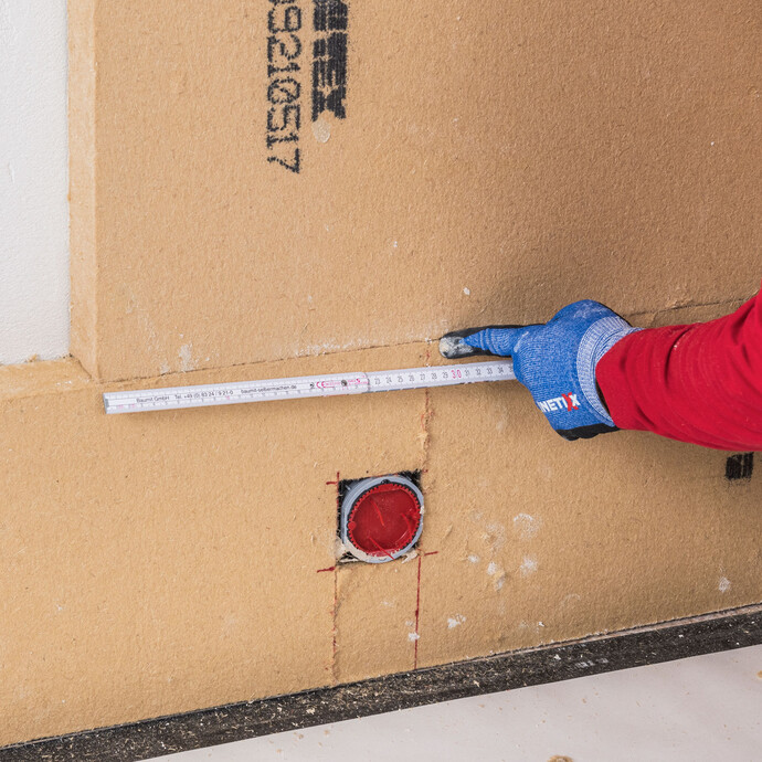 Die Dämmplattenreihen werden im Versatz geklebt, damit keine durchgehende Fugen entstehen und die Dämmwirkung nicht beeinträchtigt wird. Der Versatz von mindestens 20 cm ist dabei wichtig.