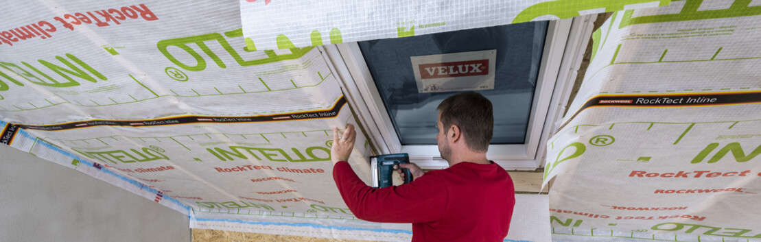 Velux Dachflächenfenster mit Dachsperrschürze an die Dampfbremsfolie anschließen