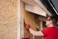 Die Holzfaserdämmplatte wird am Dachanschluss eingesetzt.