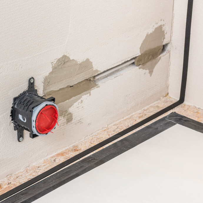 Spezielle Innendämmungsdose fest am Untergrund befestigt mit Elektrokabel – Steckdose vor der Verklebung der Baumit Holzfaserdämmplatten am Untergrund montieren, Baumit Selbermachen Anleitung.