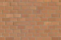 Rote Ziegelsteinmauer als Grundlage für kreative DIY-Projekte und Sanierungsideen mit Baumaterialien von Baumit.