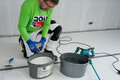 Der Airless- und Rollspachtel Silikat wird mit Wasser verdünnt.