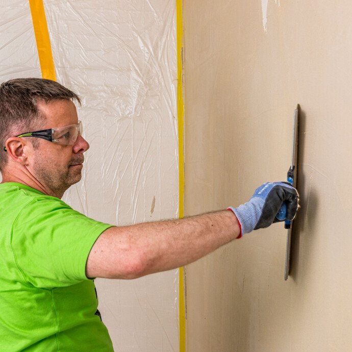Heimwerker zieht Grundspachtelung mit Glättkelle ab – Baumit Kalkspachtel Anleitung