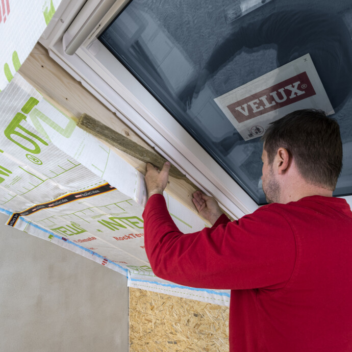 Spalten zwischen Fenster und Wechsel des Dachflächenfensters dämmen