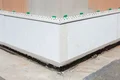Die Sockeldämmplatten sind an der Hausfassade fachgerecht geklebt.