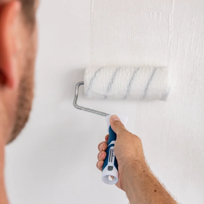 Kleister für das Malervlies auf die Wand auftragen