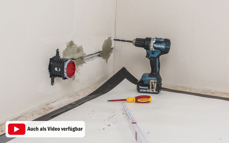 Fertig montierte Steckdose bzw. Installationsdose bei einer Innendämmung mit Holzfaserdämmplatten. Die Anleitung ist auch als Video verfügbar.