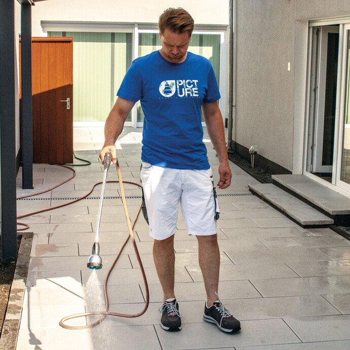 Betonsteinplatten vor dem Einbringen des Pflasterfugenmörtel Fix gründlich anfeuchten.