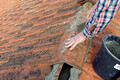 Die Dachplatte wird in den Baumit Dachdeckermörtel eingedrückt.