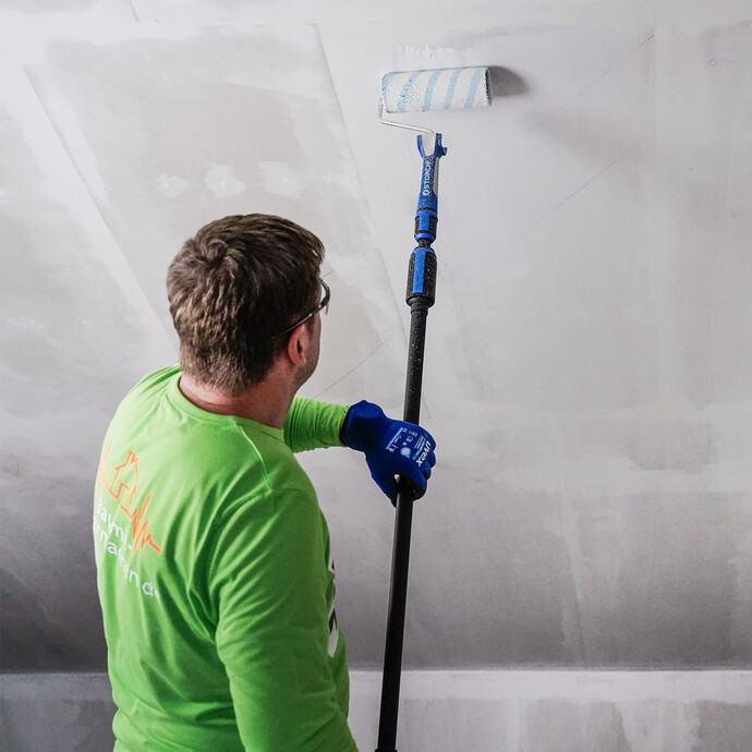 Der Gipskarton wird mit Baumit Sperrgrund grundiert.