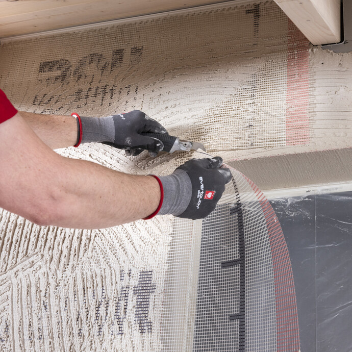 Fenster- und Türöffnungen aus dem Armierungsgewebe mit einem scharfen Cuttermesser ausschneiden