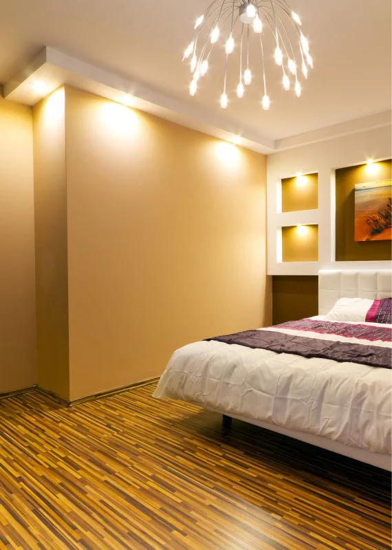 Gemütliches Schlafzimmer mit modernem Beleuchtungskonzept und stilvoller Wandgestaltung für DIY-Renovierungsideen.