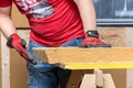 Am Dachanschluss wird die Thermoflex Holzfasermatte im Winkel der Dachneigung zugeschnitten.